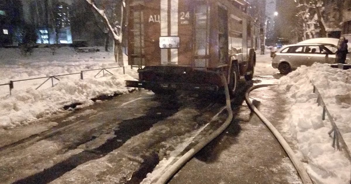 пожежа на Здолбунівській у Києві_3 / © ГУ ДСНС у Києві