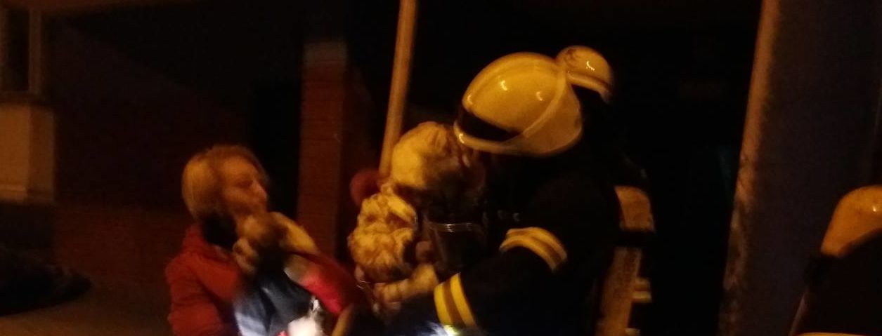 Пожежа на Позняках у Києві: троє дітей опинилися в лікарні через отруєння чадним газом