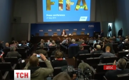 Коррупционный скандал в ФИФА: в Британии требуют отставки Блаттера, а Visa заявила об отказе от спонсорства