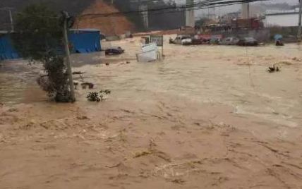 В Китае целое село ушло под воду после прорыва дамбы