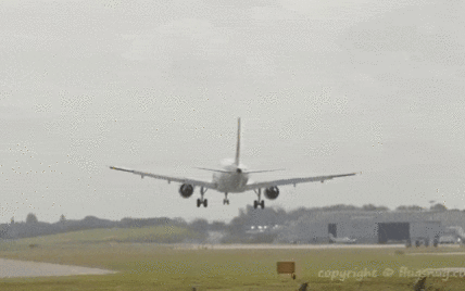 Жуткое приземление: в Британии на видео сняли неудачную посадку самолета, закрученного мощным ветром