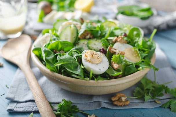 Весняний салат з огірків — ніжний, свіжий і дуже смачний