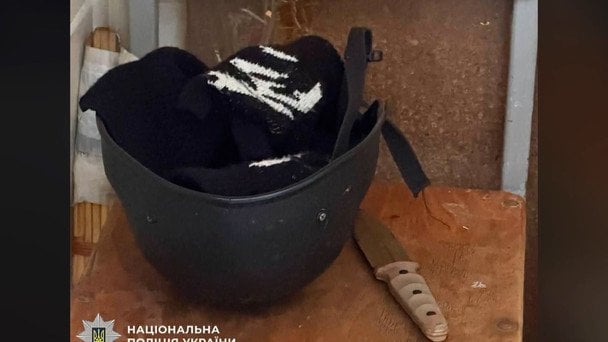Зранку учень 9-го класу цієї школи прийшов до закладу з ножем, із собою прихопив маску та каску / © Національна поліція України