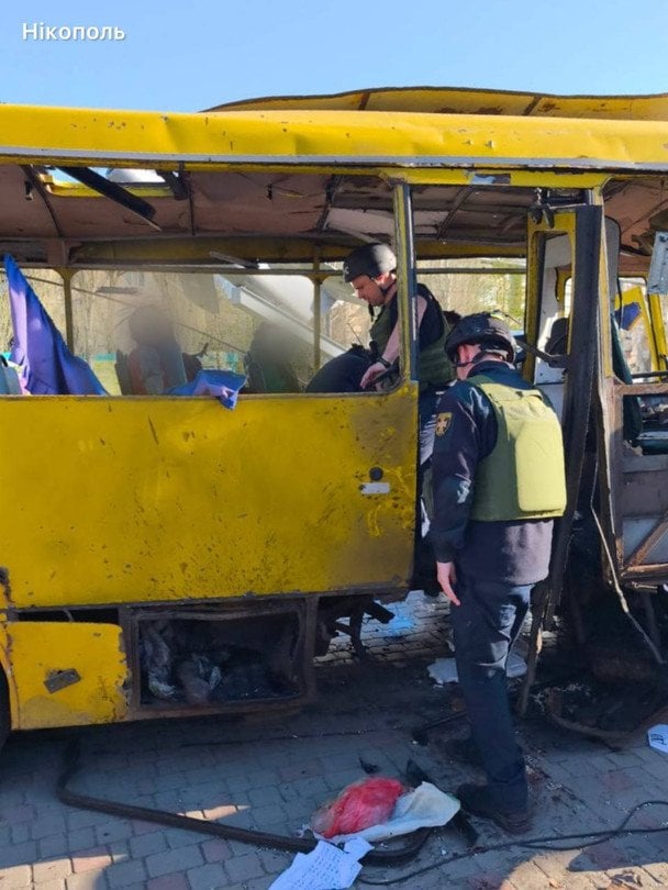 РФ&nbsp;атакувала FPV-дроном міський автобус у&nbsp;центрі Нікополя. Фото: Микола Лукашук.