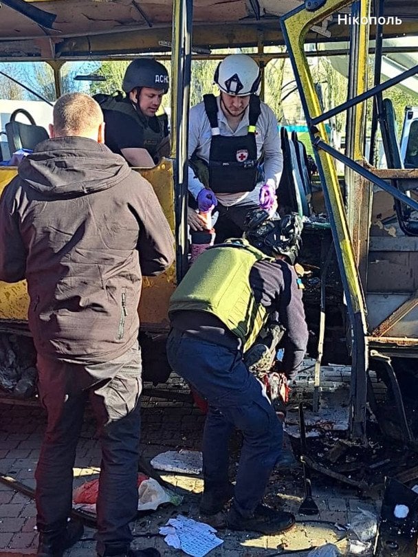 У&nbsp;Нікополі росіяни вдарили FPV-дроном по&nbsp;автобусу, що&nbsp;під’їжджав до&nbsp;зупинки. Фото: Микола Лукашук.