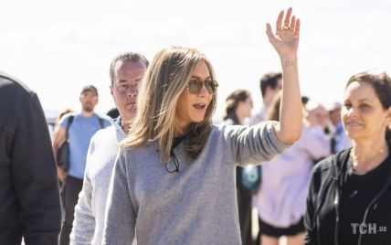 В джинсах и сером пуловере: Дженнифер Энистон на съемках сериала в Нью-Йорке