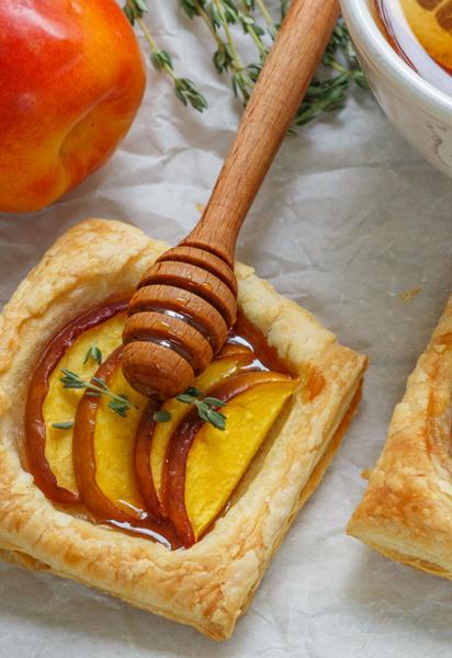 Тарталетки с персиками, козьим сыром и медом: изысканный рецепт