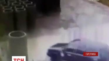 Опасная парковка: турецкий автомобилист перепутал бассейн с лужей