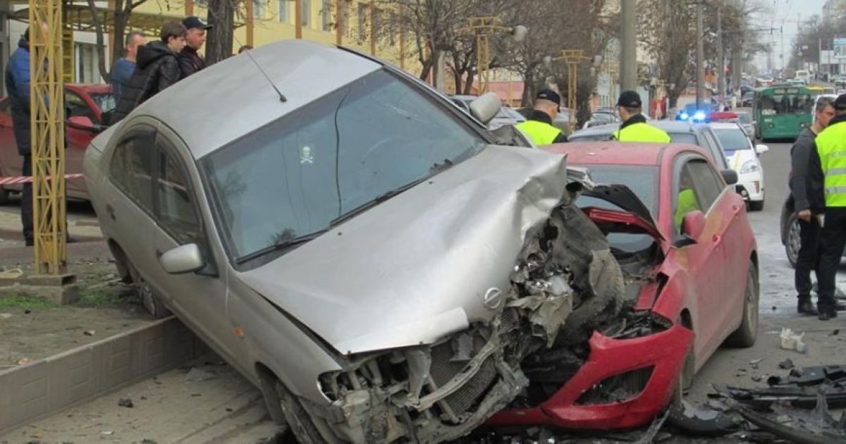 Масштабное ДТП в Одессе: Hyundai протаранил три автомобиля и загорелся
