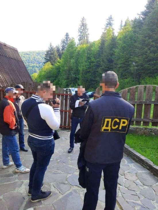 На Закарпатті затримали ексчиновника, який незаконно передав родині депутата-зрадника 122 гектари землі