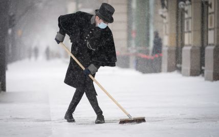 Европа в плену снега: в Германии хаос на дорогах, люди замерзли насмерть, не работают пункты вакцинации