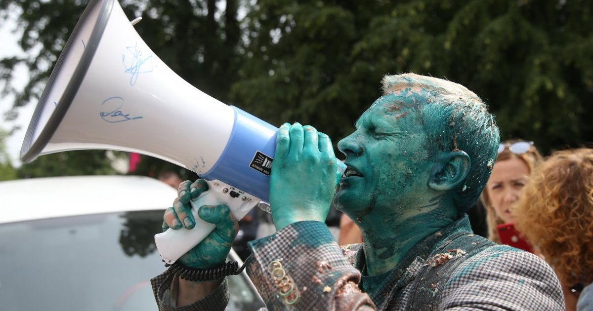 В Киеве задержали молодого человека, который обливал Шабунина зеленкой и Каплина фекалиями