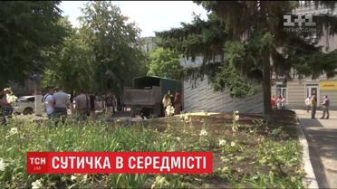 У Кропивницькому демобілізовані бійці вирішили силоміць знести кіоск, побудований на квітнику
