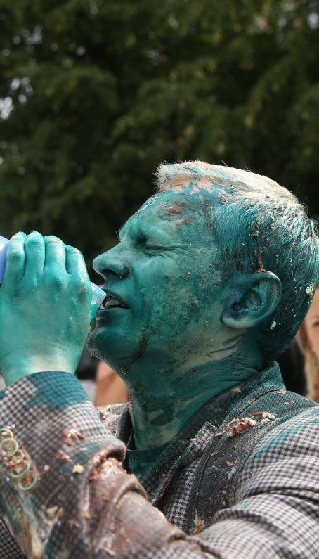 В Киеве задержали молодого человека, который обливал Шабунина зеленкой и Каплина фекалиями