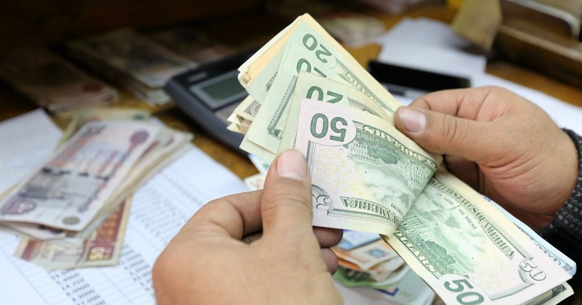 Долар здорожчає, а євро здешевшає в курсах Нацбанку на 20 лютого. Інфографіка