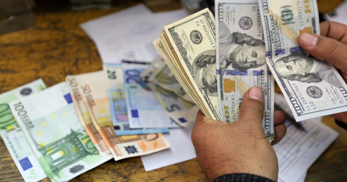 Долар подешевшає, а євро подорожчає в курсах валют від НБУ на 18 липня