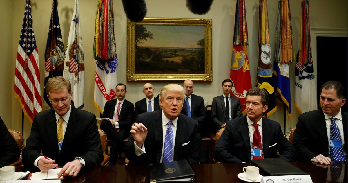 Трамп у перший робочий день розірвав важливу торговельну угоду США