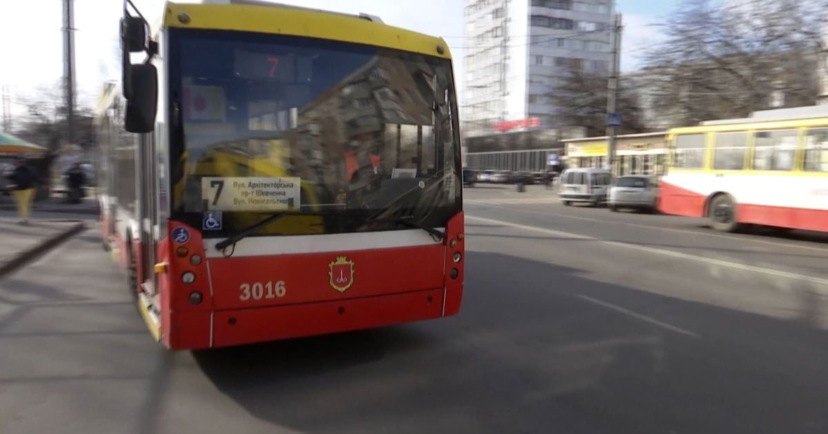 Видео — Женщины за рулем - норма! В Одессе учат водить троллейбус - с