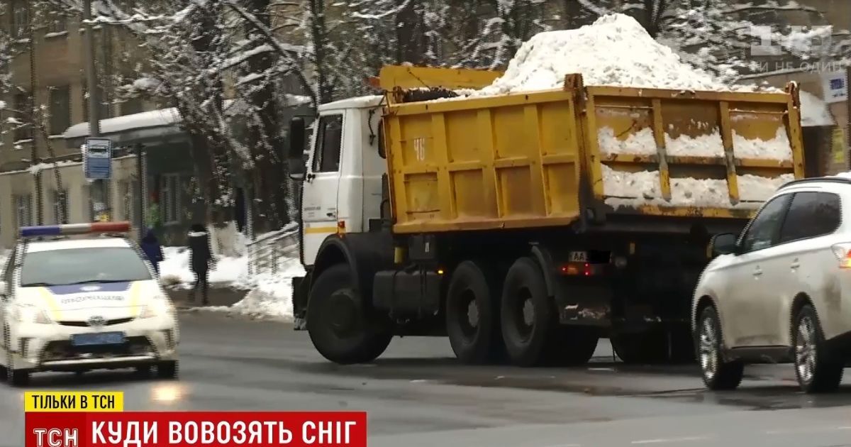 Коммунальщики заполнили полигоны снегом из Киева и сбрасывают его, где находят место