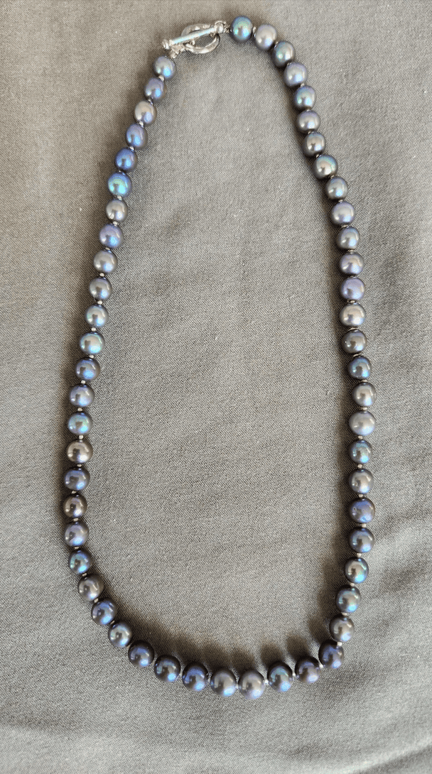 Намисто з чорних перлів із секондгенду / © reddit