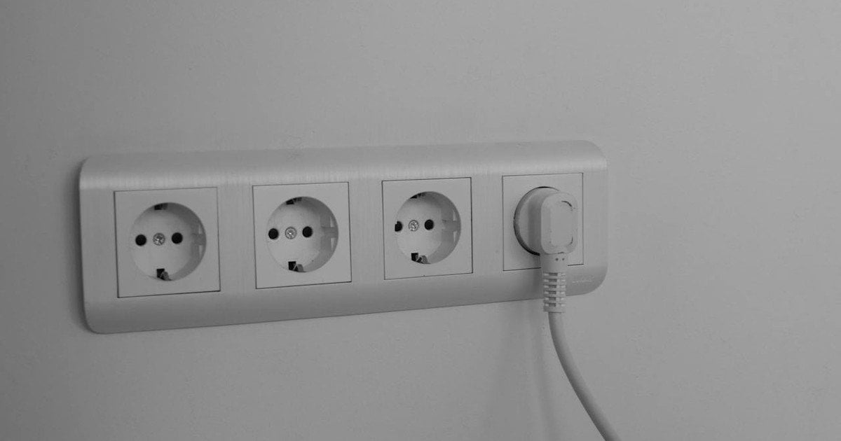Чому з розетки пахне горілим