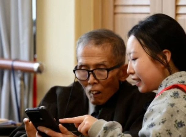 Чжан Цзинь с подопечным / © скриншот с видео