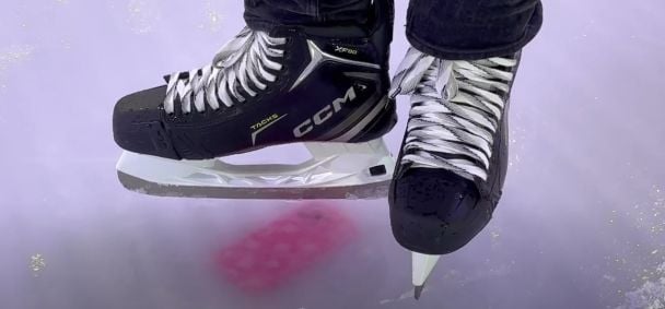 iPhone оказался под слоем льда на катке / © SWNS