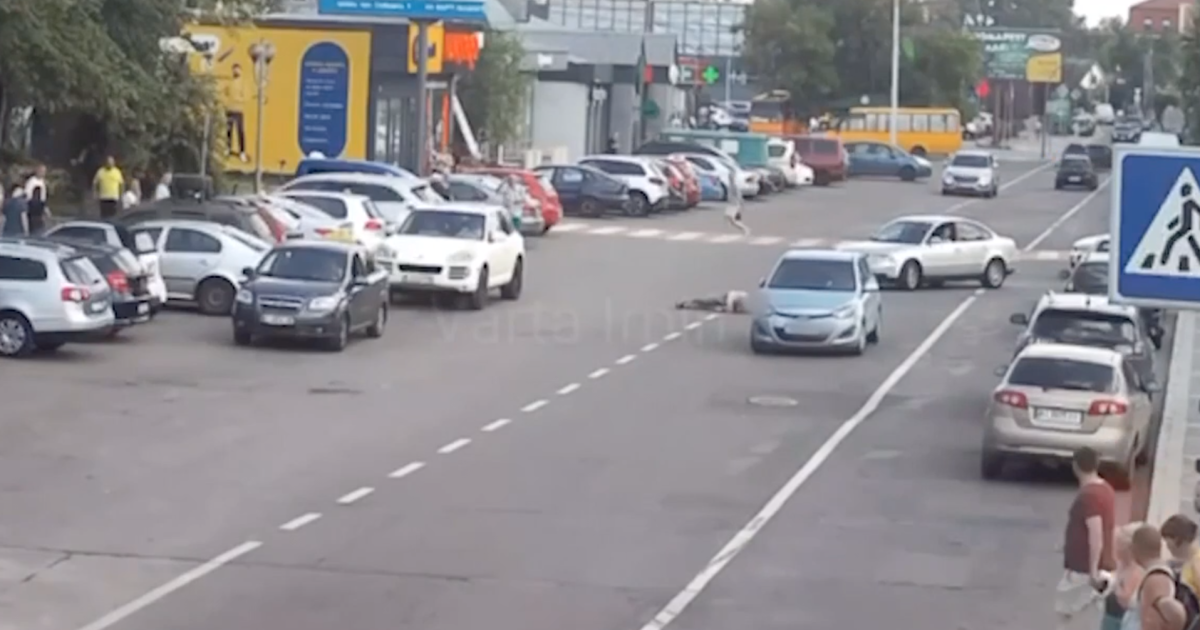На Київщині чоловік кинувся просто під колеса авто. Фото: скриншот.