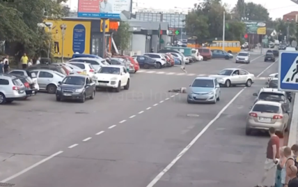 На Київщині чоловік кинувся просто під колеса автомобіля (відео)