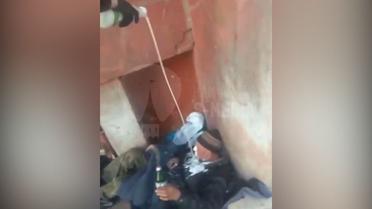 Дівчата облили безпритульного кефіром і кинули у нього пляшкою