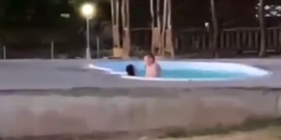 Ніжилися у басейні: на Миколаївщині поліцейських відсторонили від служби за секс у громадському місці