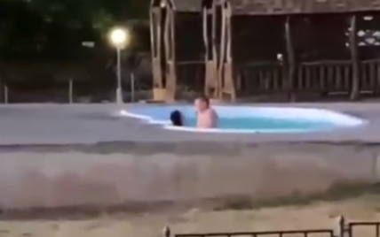 Ніжилися у басейні: на Миколаївщині поліцейських відсторонили від служби за секс у громадському місці