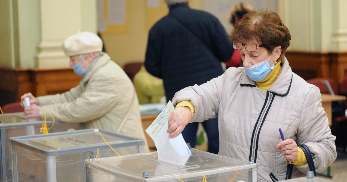 На Закарпатті і Волині виборці відмовляються голосувати, бо не розбираються в бюлетенях