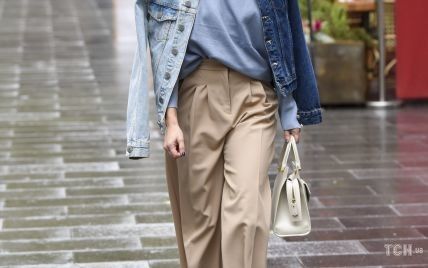 В двухцветной куртке и с сумкой от Saint Laurent: гламурная Эшли Робертс сходила на работу