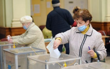 На Закарпатье и Волыни избиратели отказываются голосовать, потому что не разбираются в бюллетенях