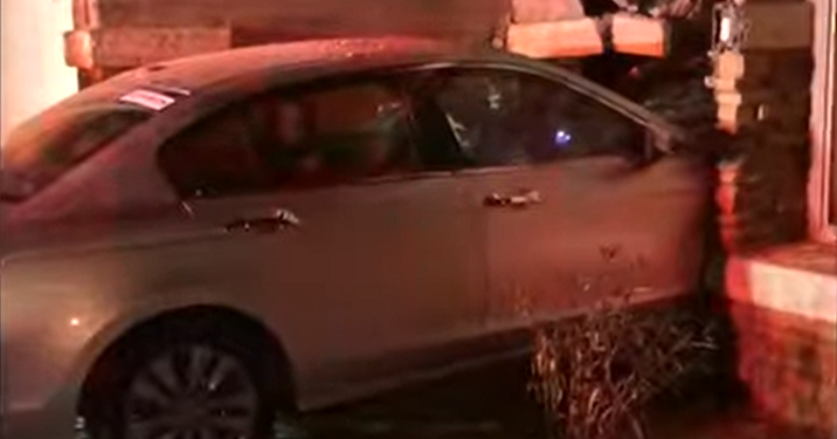 Задивився на електронну сигарету: у США підліток протаранив будинок на Honda Accord (відео)