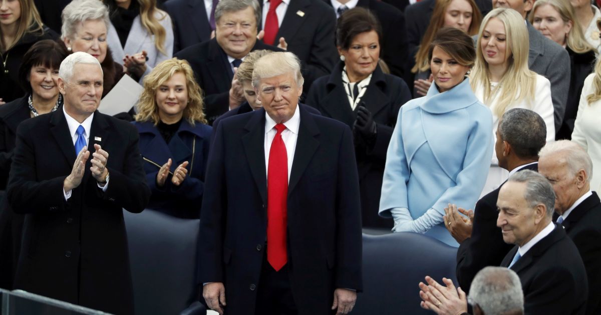 Трамп ввел мораторий на прием новых госслужащих и начал наступление на аборты