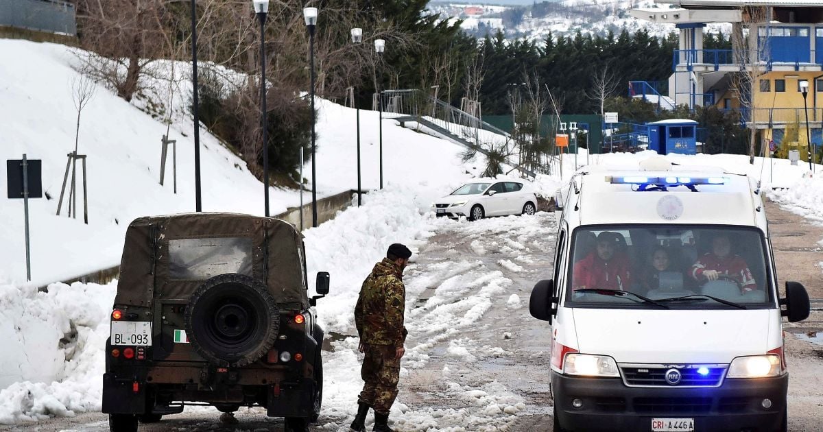 Дівчина, яка вижила після сходження лавини в Італії розповіла, що доводилося їсти сніг і лід