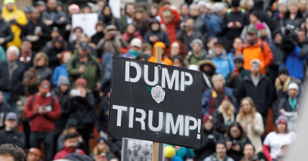 Скелети й заклики із поваленням. У США протестують проти Трампа в його перший день президентства