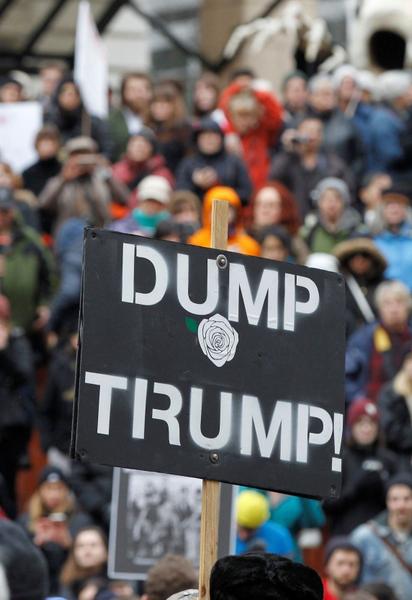 Скелети й заклики із поваленням. У США протестують проти Трампа в його перший день президентства
