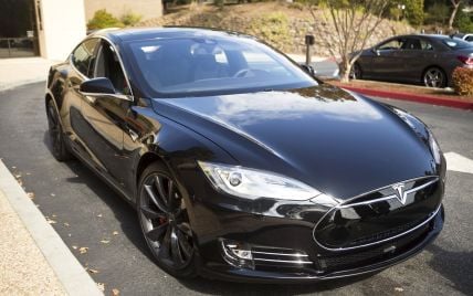 Tesla возместит ремонт авто мужчине, который героически спас в ДТП другого водителя