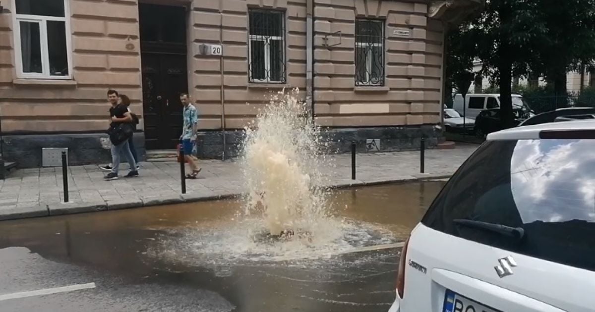 У Львові на дорозі стався прорив: вода фонтаном б’є з-під землі (фото)