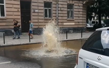 У Львові на дорозі стався прорив: вода фонтаном б’є з-під землі (фото)