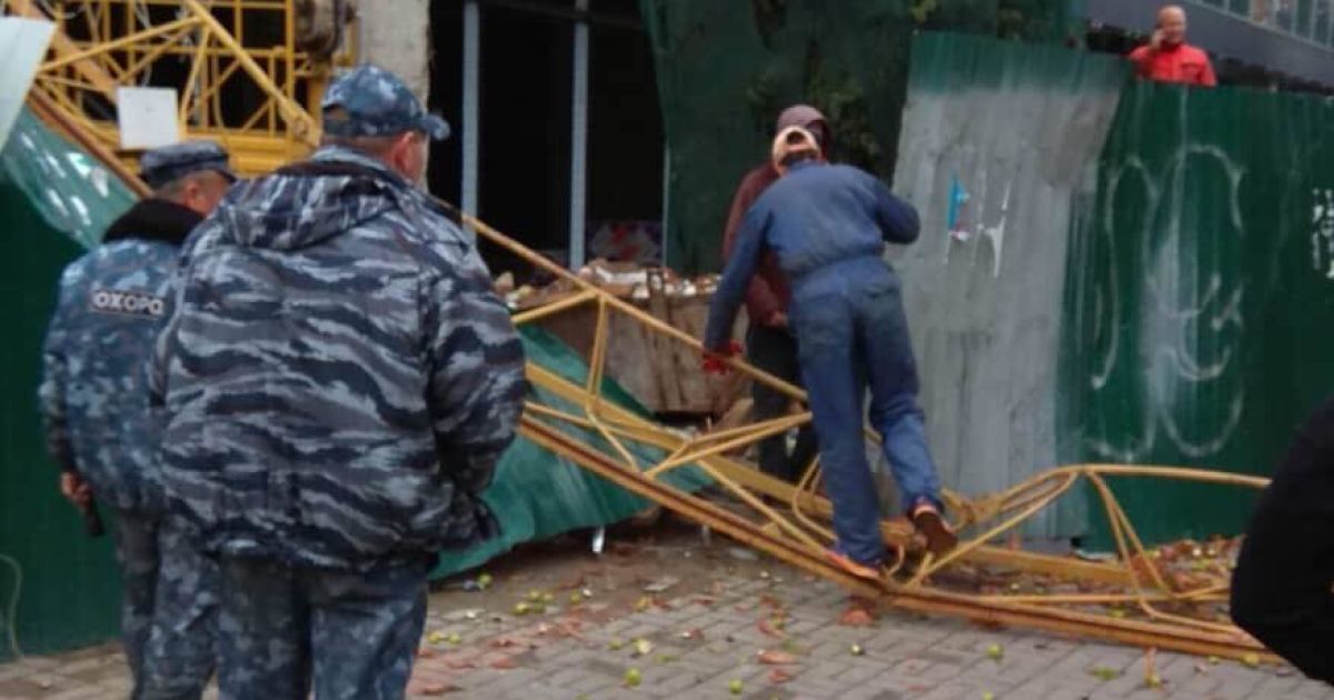 На столичном Печерске упал строительный кран