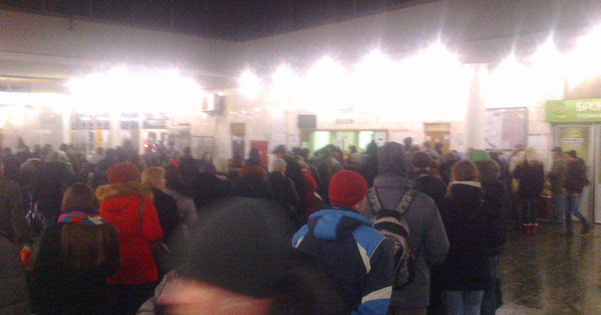 Черга за жетонами за старими цінами на станції метро "Лук&#039;янівська" в Києві ввечері 6 лютого