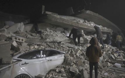 Люди кличуть з-під уламків, але рятувати нікому: в Туреччині на кількість обвалів не вистачає рятувальників