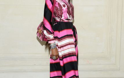 Она роскошна: Наоми Кэмпбелл в дорогом платье Valentino на шоу бренда в Париже