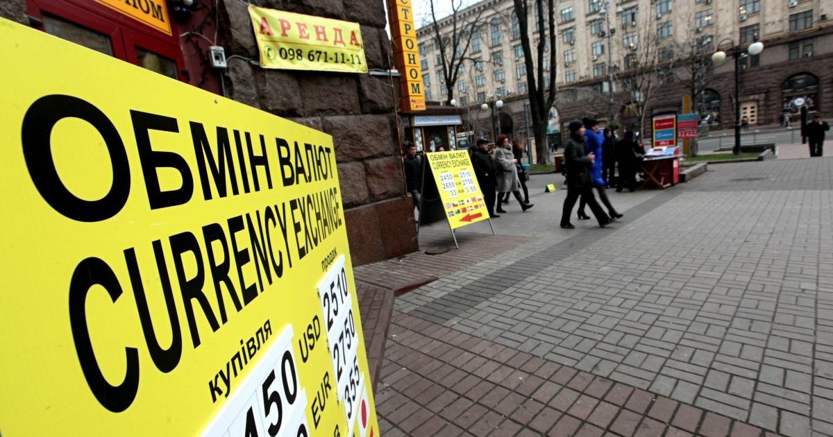 Население начало активно избавляться от валютных заначек