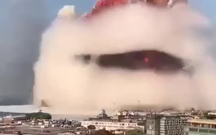 Хмара грибом та розтрощені будинки: очевидці публікують відео з Бейрута, де прогримів потужний вибух
