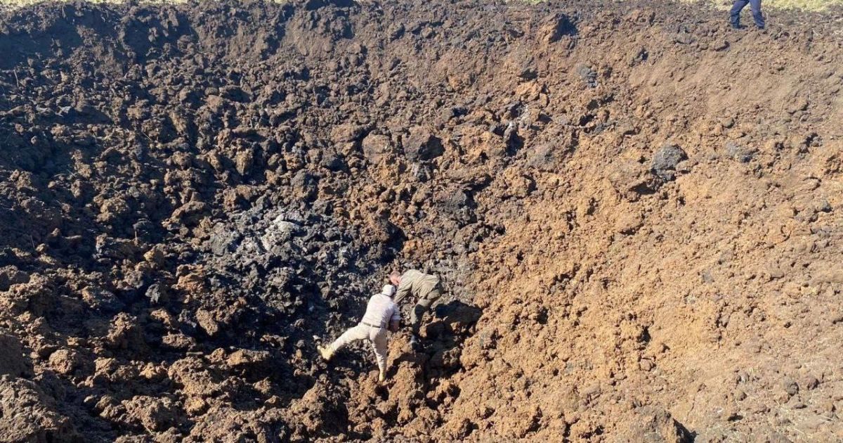 У Краснодарському краї РФ на місці вибуху біля військового аеродрому утворилася величезна вирва
